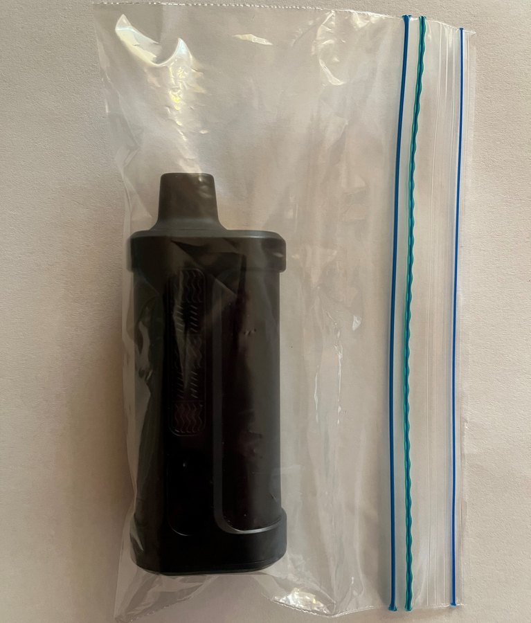 Cigarrillo electrónico guardado en una bolsa de plástico transparente con cierre, como recomienda la EPA a los colegios