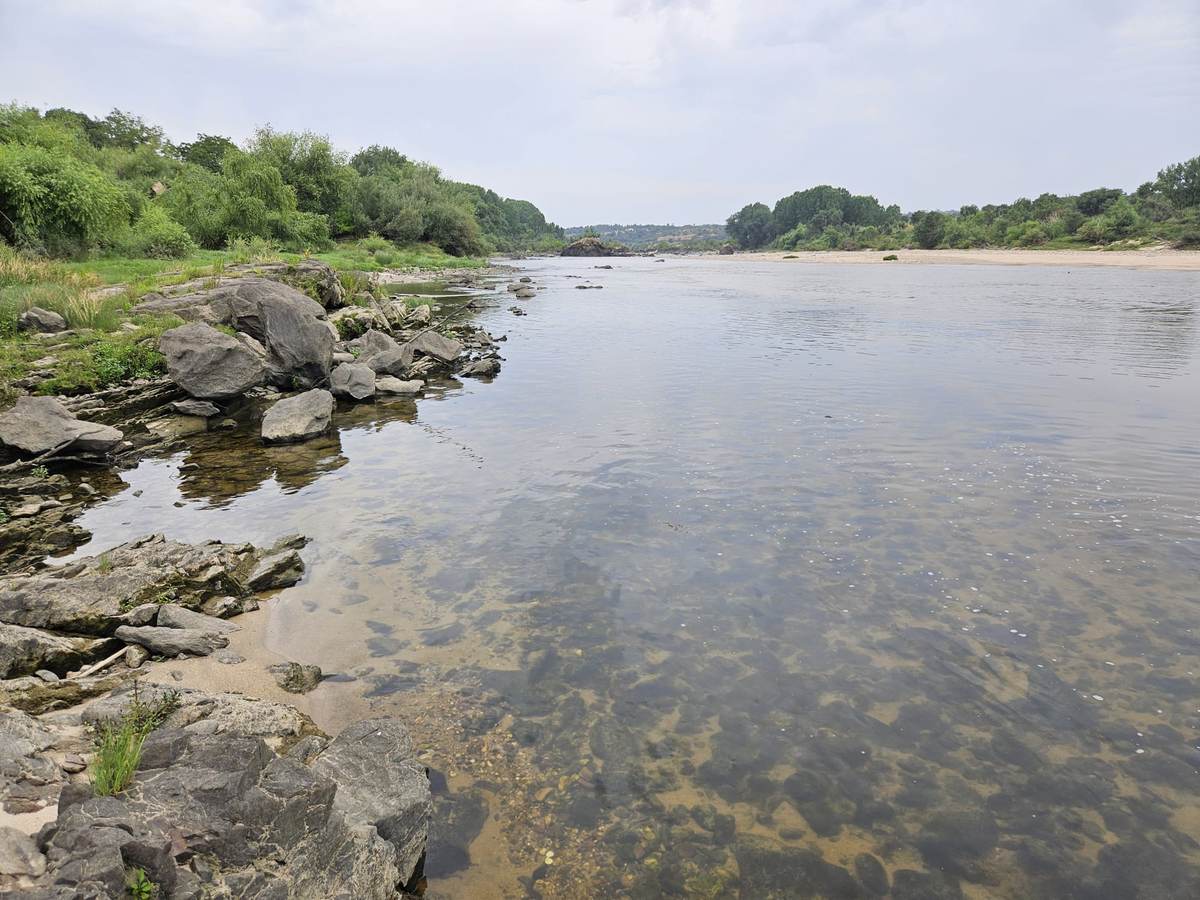 Orilla rocosa del río Tajo en Alvega, en el municipio de Abrantes