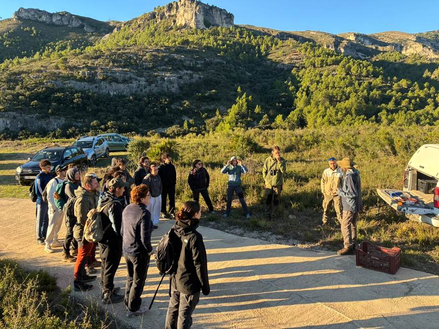 Grupo de voluntarios reunidos en una pista del Parque Natural de Els Ports antes de la suelta de tortugas mediterráneas